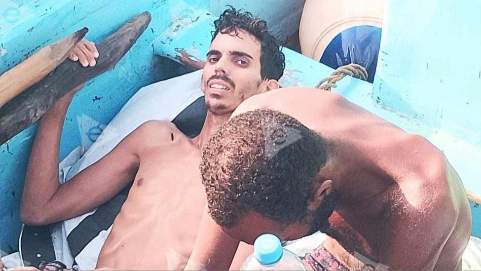 Dos de los cubanos rescatados tras estar a la deriva durante más de un mes.