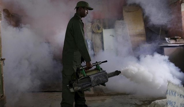 Fumigación contra los mosquitos en Cuba.