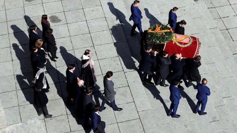 La familia de Franco porta el féretro del dictador español en el mausoleo del Valle de los Caídos, El Escorial, este jueves.