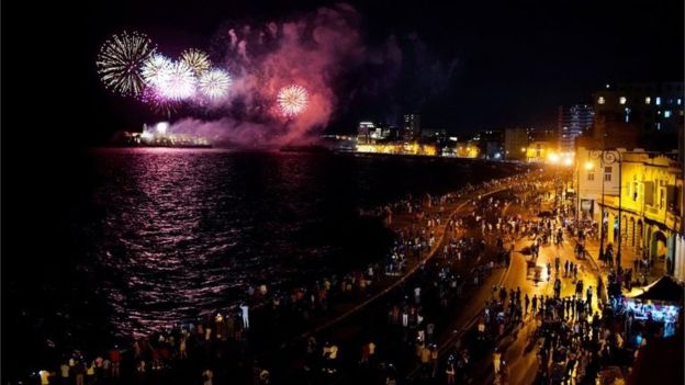 Fuegos artificiales desde el Malecón, en la celebración del medio milenio de La Habana.
