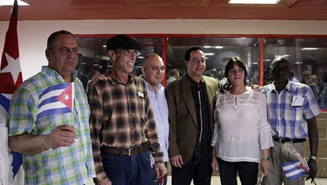 Los cuatro cubanos detenidos en Bolivia, recibidos por funcionarios en La Habana.