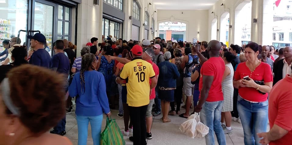 Cubanos a la entrada del Mercado de Cuatro Caminos