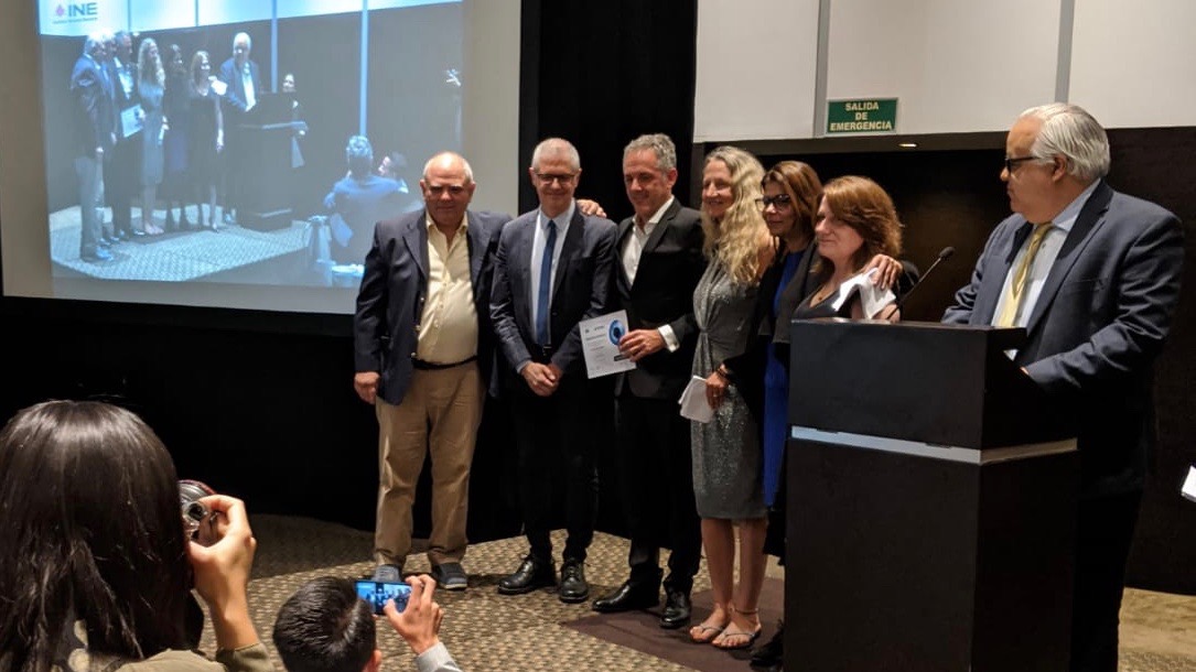 Bestowal of the Javier Valdez investigative journalism award, with Pablo Díaz Espí (3rd from left) and Mirta Fernández Laffitte (2nd from right) of the DDC.