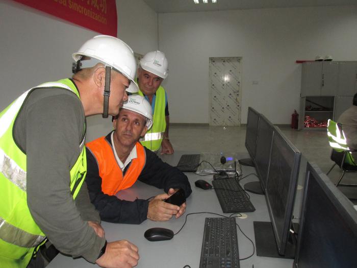 Especialistas de Cuba y China supervisan el funcionamiento de la bioeléctrica.