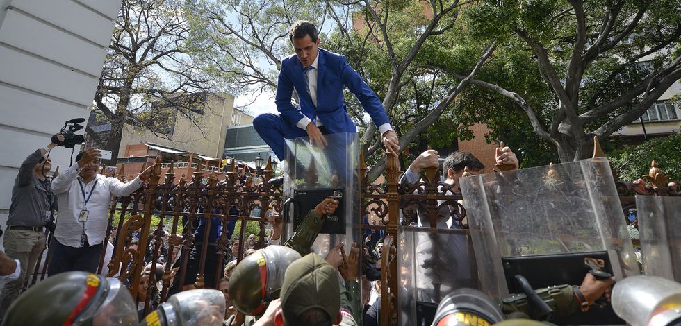 Juan Guaidó intenta entrar el domingo a la Asamblea Nacional de Venezuela. 