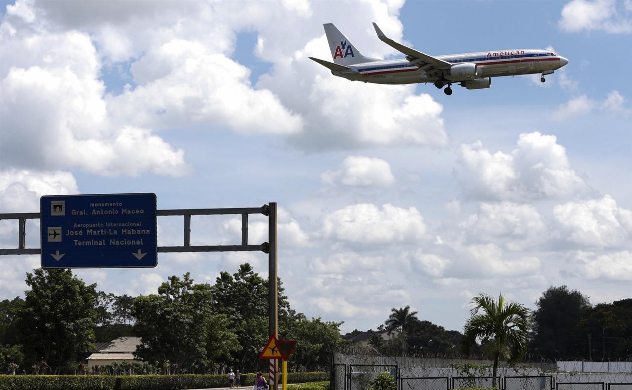 Un avión de American Airlines sobrevuela La Habana.