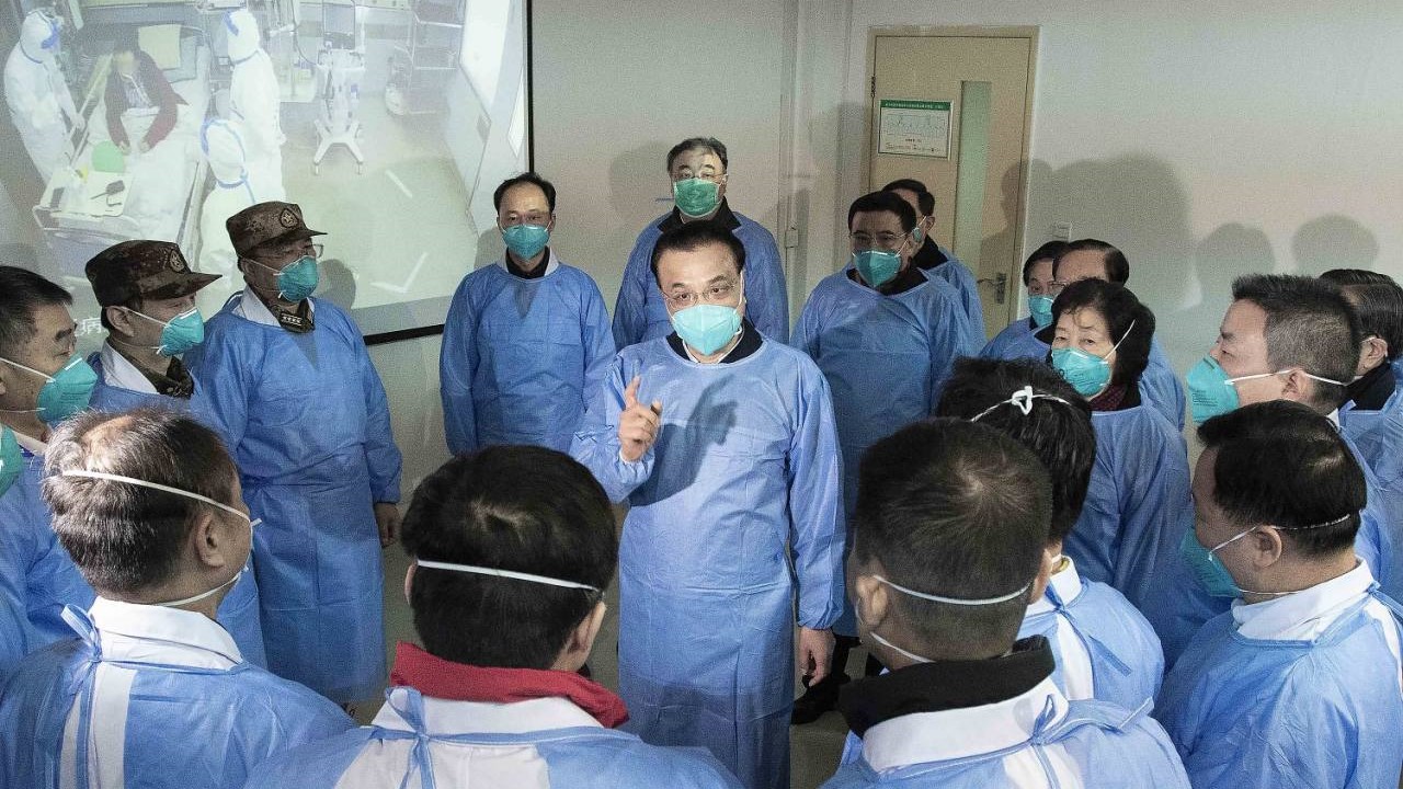 El primer ministro chino, Li Keqiang, habla con médicos de Wuhan.