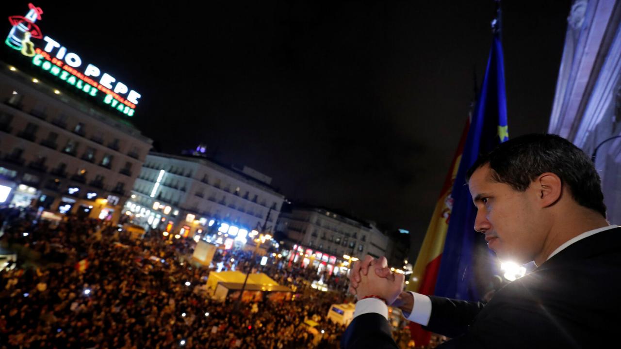 Guaidó ante una concentración en la Puerta del Sol de Madrid.