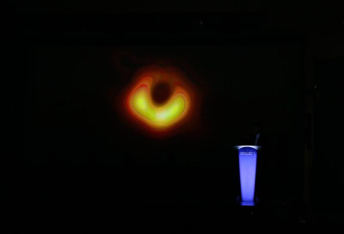 La primera imagen de un agujero negro, uno de los grandes misterios del universo, durante una rueda de prensa celebrada en la Comisión Europea, en Bruselas, Bélgica.