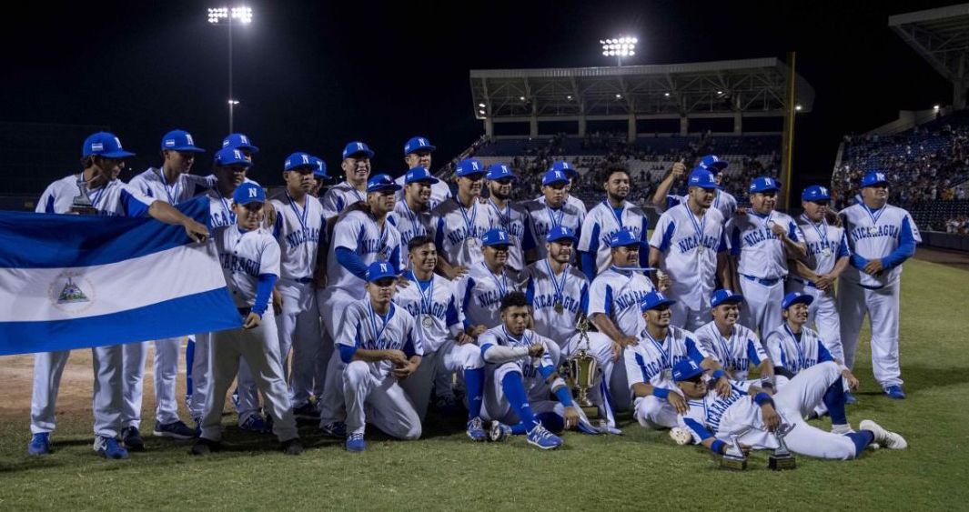 El equipo de Nicaragua celebra su triunfo.