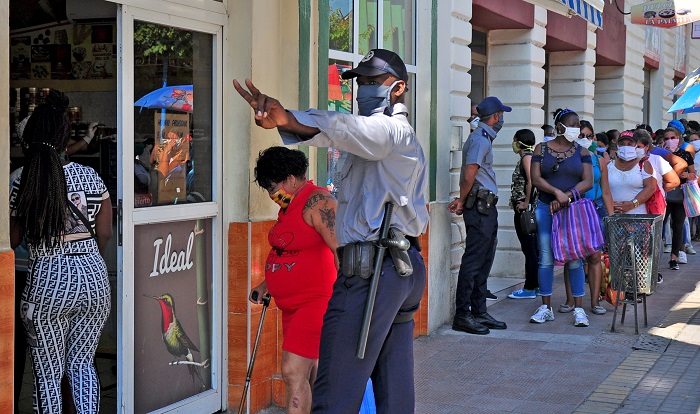 La Policía controla una cola en Cuba.