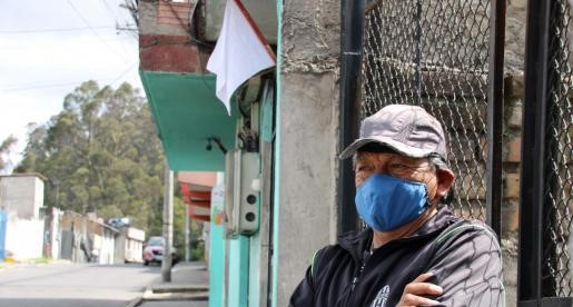 Un vecino de Quito, Ecuador, pide ayuda con una tela blanca en el frente de su hogar.