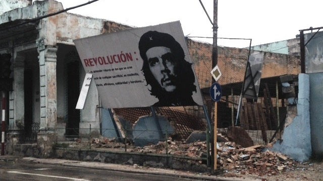 Derrumbe en una ciudad cubana.