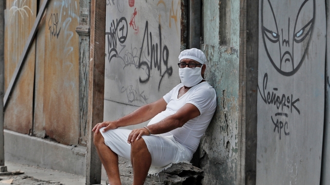 Un cubano en una calle de La Habana.