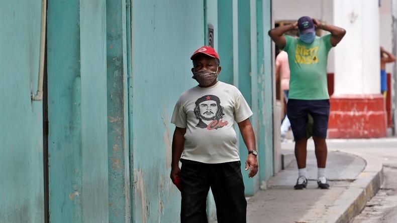 Cubanos con nasobucos en las calles.