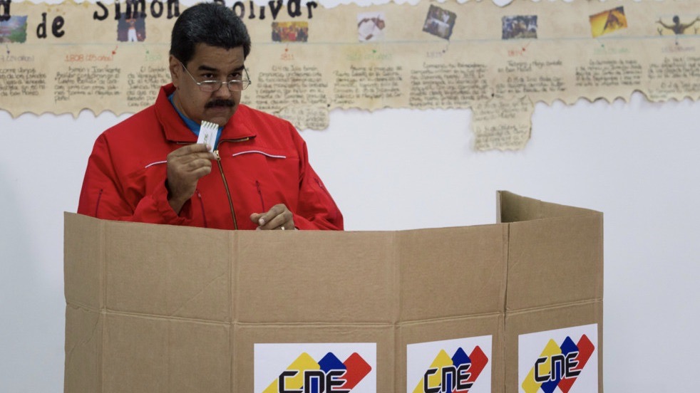 Nicolás Maduro votando en 2015.