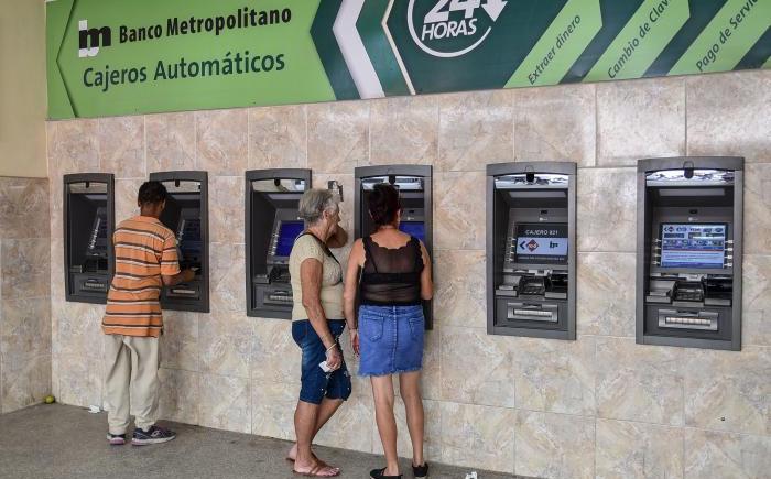 Cajeros automáticos de un Banco Metropolitano.