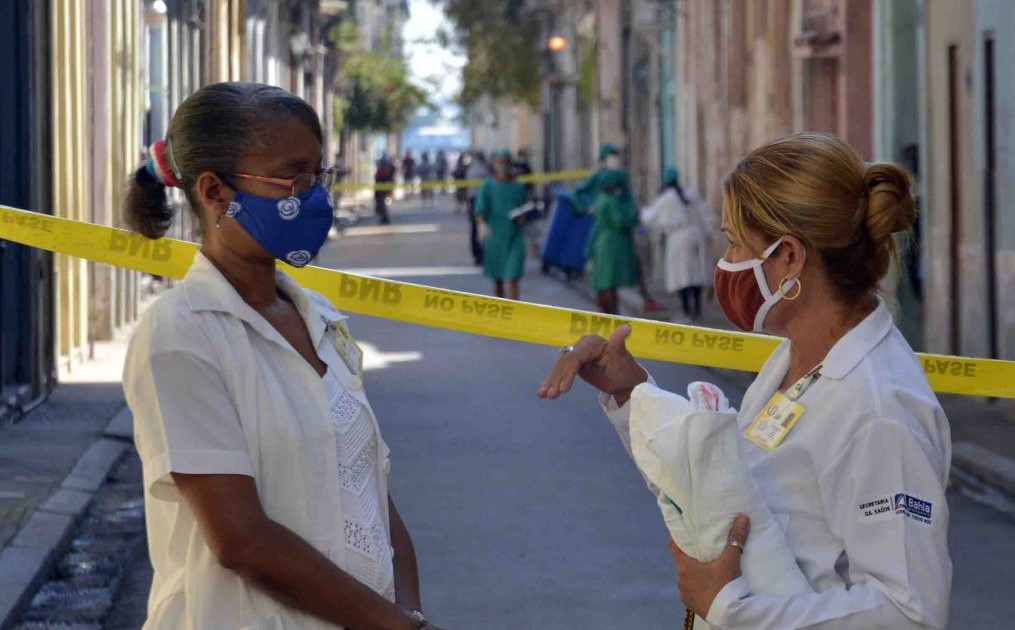 Personal de salud en pesquisas en La Habana.
