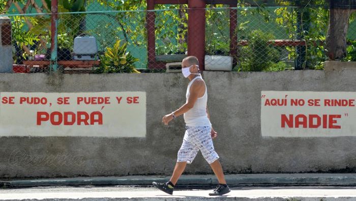 Un cubano con mascarilla en una calle de La Habana.