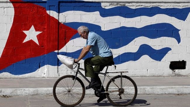 Cubano en bicicleta en La Habana.