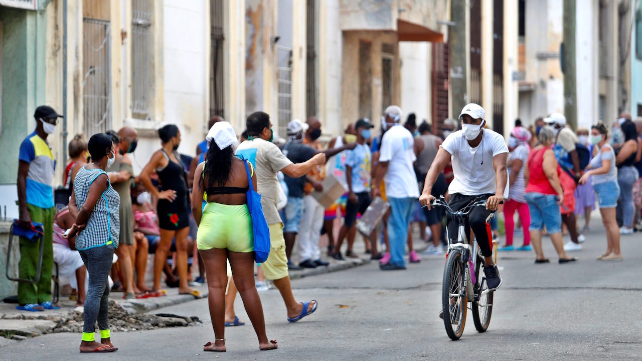 Cola en La Habana en plena pandemia de Covid-19.