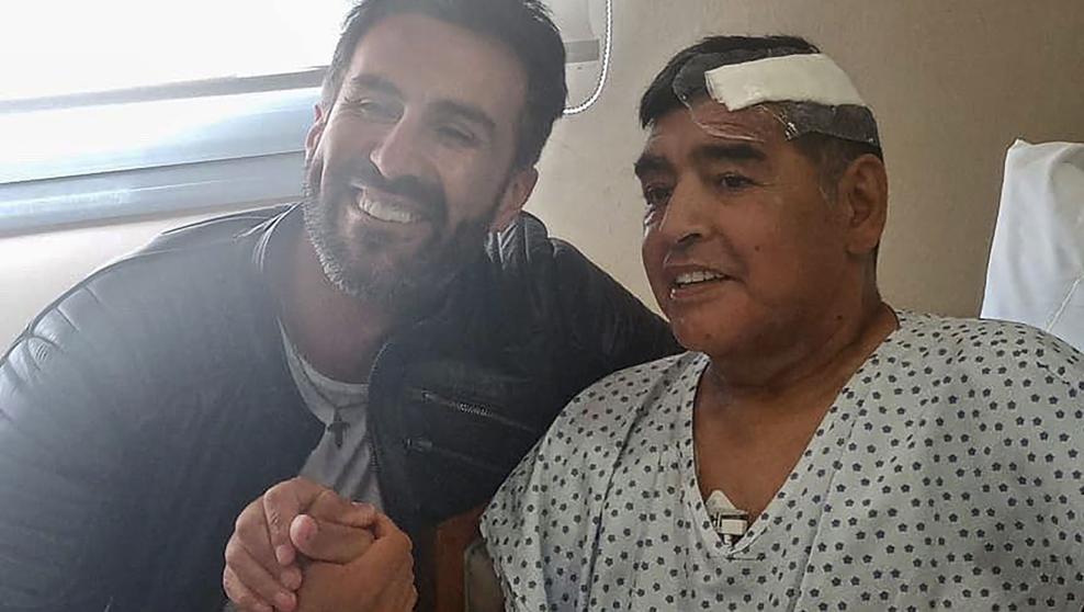 La primera foto de Diego Armando Maradona junto con su médico tras la neurocirugía.