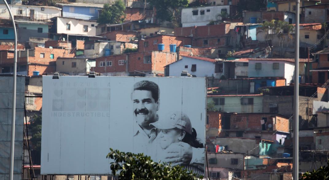 Una valla con propaganda de Nicolás Maduro frente a un cerro en Venezuela