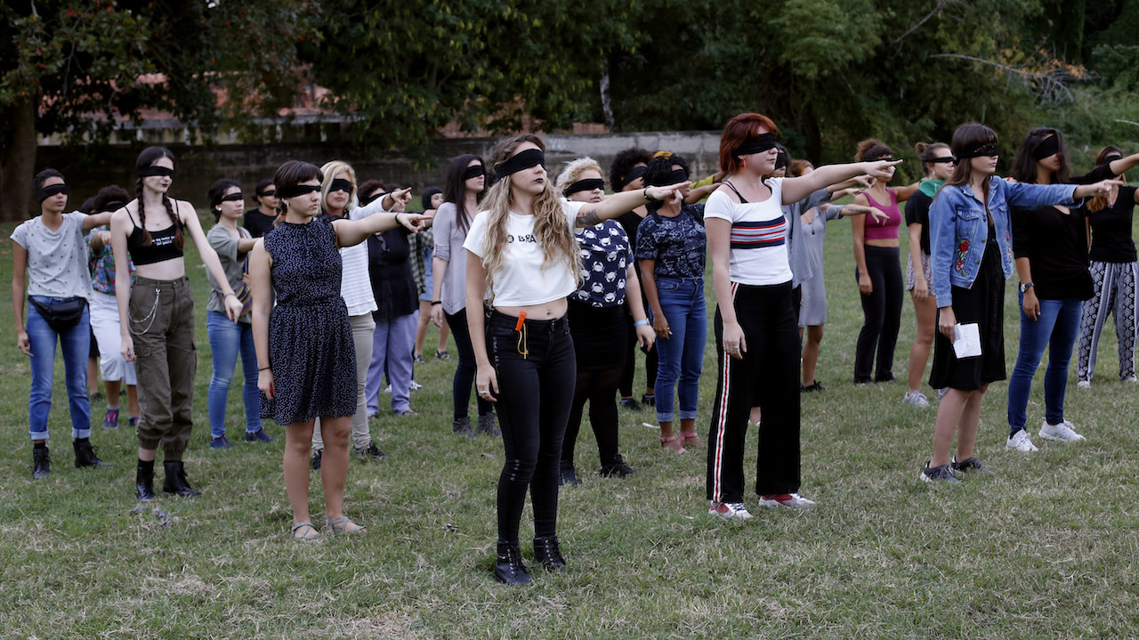 Un grupo de cubanas realiza una performance contra la violencia de género.