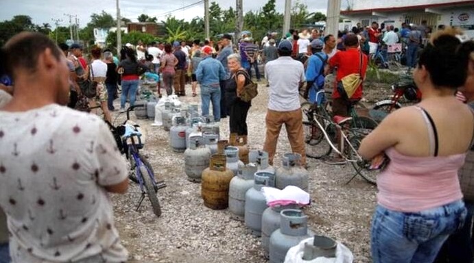 Cola para comprar gas licuado en Santiago de Cuba.