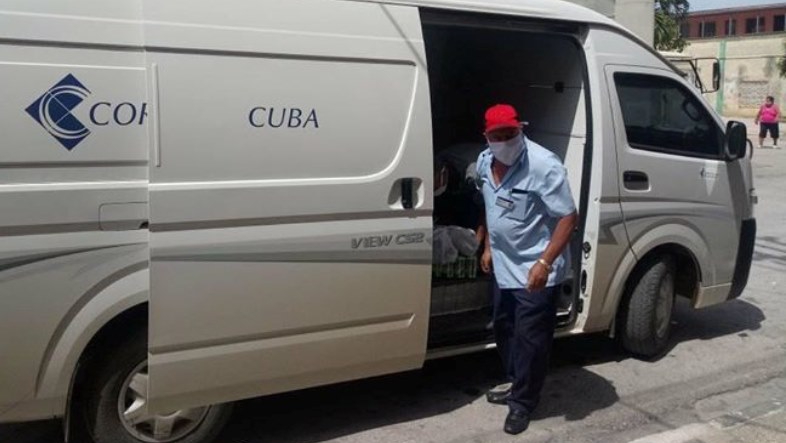 Un repartidor de Correos de Cuba.