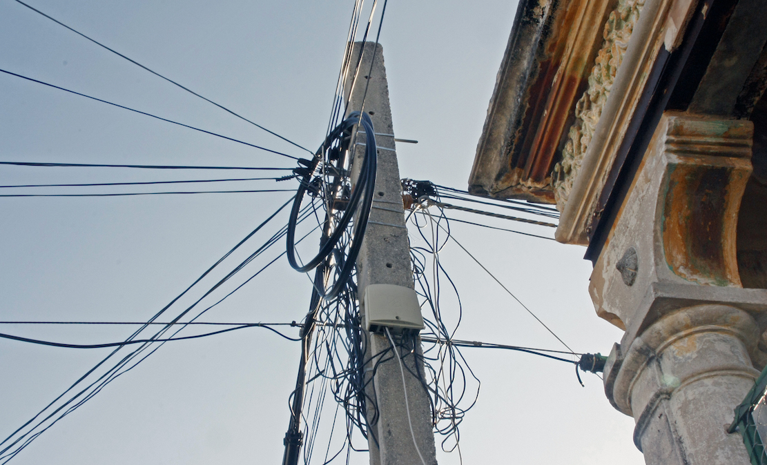 Poste de electricidad en una esquina de La Habana. 