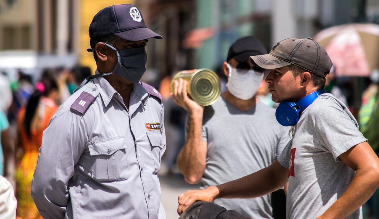 Un policía en La Habana durante la pandemia de Covid-19.