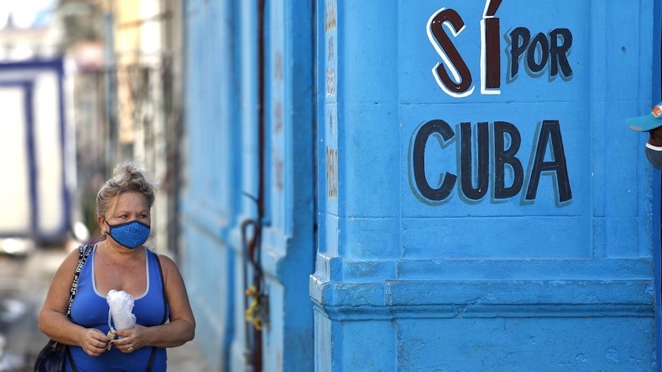 Una mujer camina por una calle de La Habana.