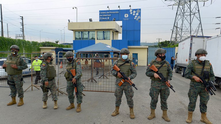 Miembros de la Fuerza Marítima Ecuatoriana custodian una cárcel en Guayaquil, Ecuador, el 23 de febrero.