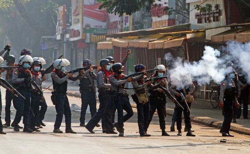 La Policía de Birmania reprime protestas contra el golpe de Estado.