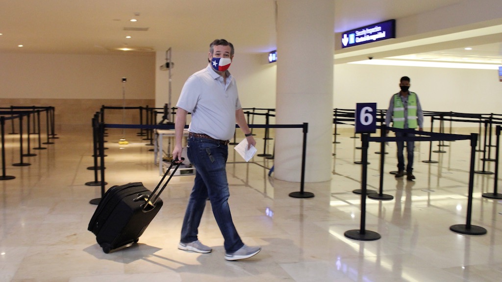 Ted Cruz en el aeropuerto de Cancún.