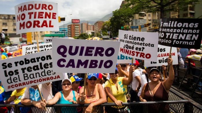 Venezolanos protestan contra la corrupción.