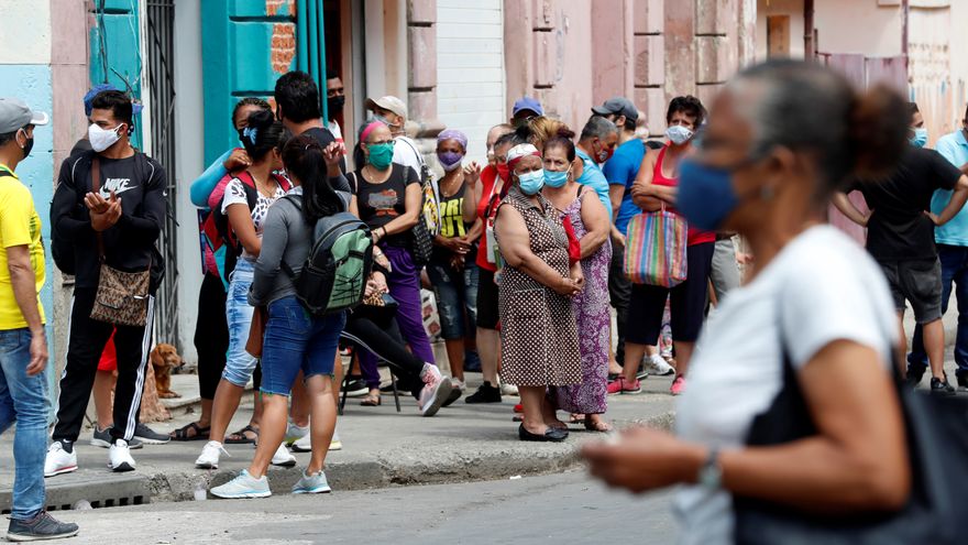 Cubanos en la calle durante la pandemia de Covid-19.