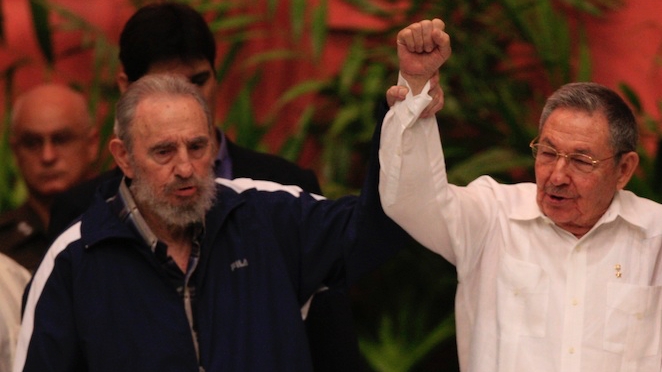 Fidel y Raúl Castro en la clausura del VI Congreso del PCC en 2011.
