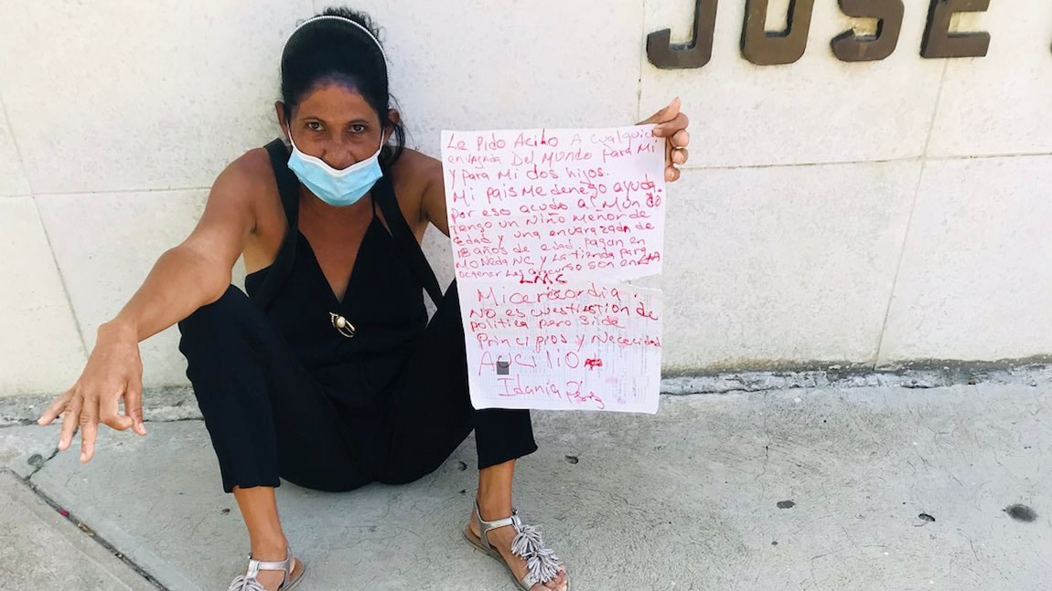 Una ciudadana cubana protesta en Las Tunas. 