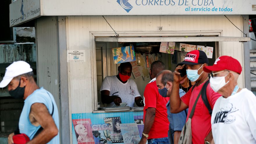 Cubanos con mascarilla en La Habana.
