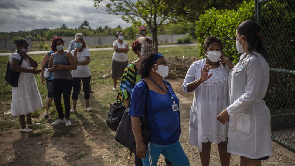 Cubanas en las afueras de un centro de vacunación.