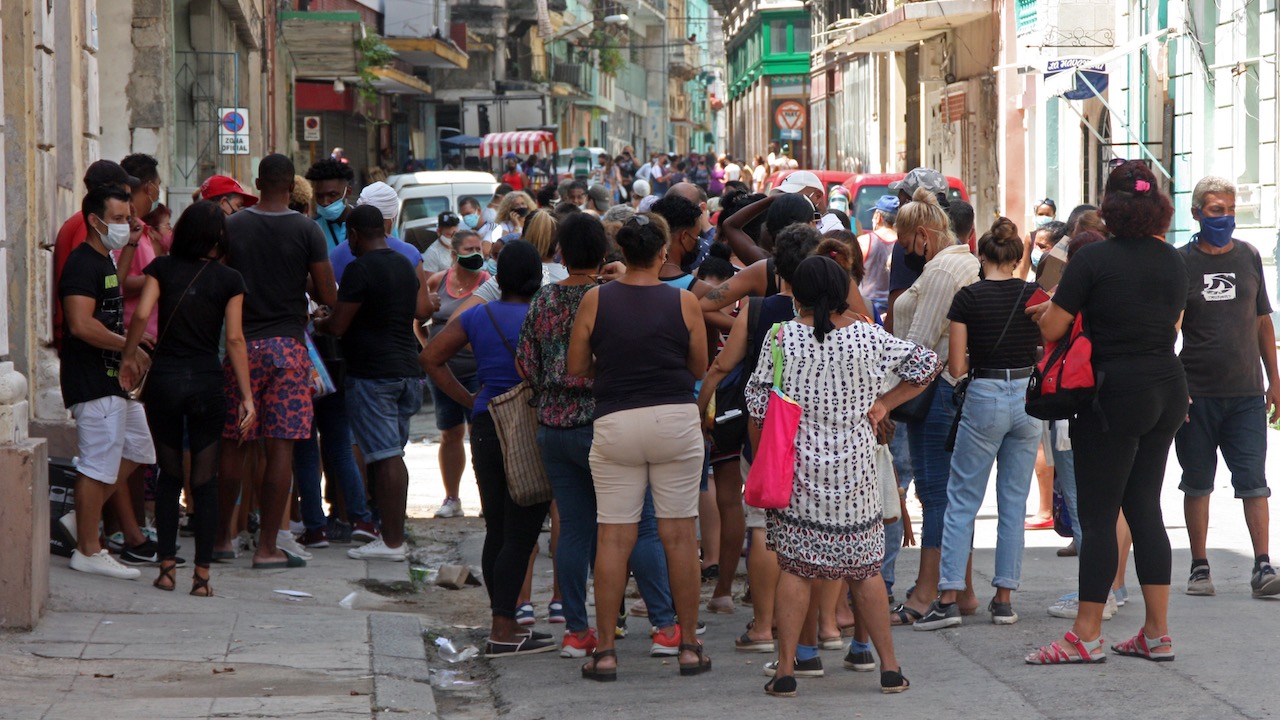 Una cola de personas en La Habana.