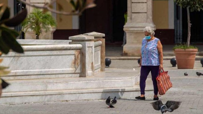 Una anciana con nasobuco en La Habana.