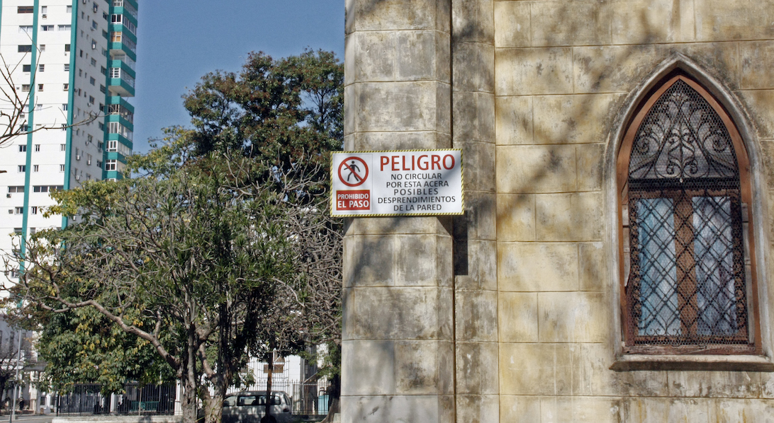Cartel del peligro por desprendimiento en Parroquia de Línea, entre D y E, Vedado, La Habana. 