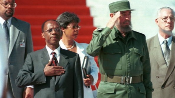 El expresidente haitiano Jean Bertrand Aristide junto a Fidel Castro.