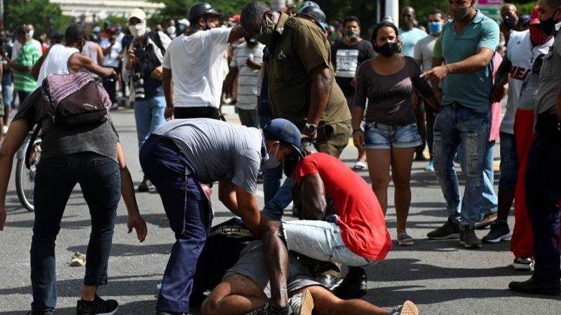 La Policía detiene a un manifestante en Cuba el pasado 11 de julio.