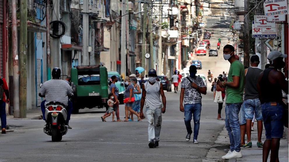 Cubanos caminan por la calle durante la pandemia. 