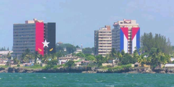 La bandera cubana y la del Movimiento 26 de julio en edificios en Matanzas.