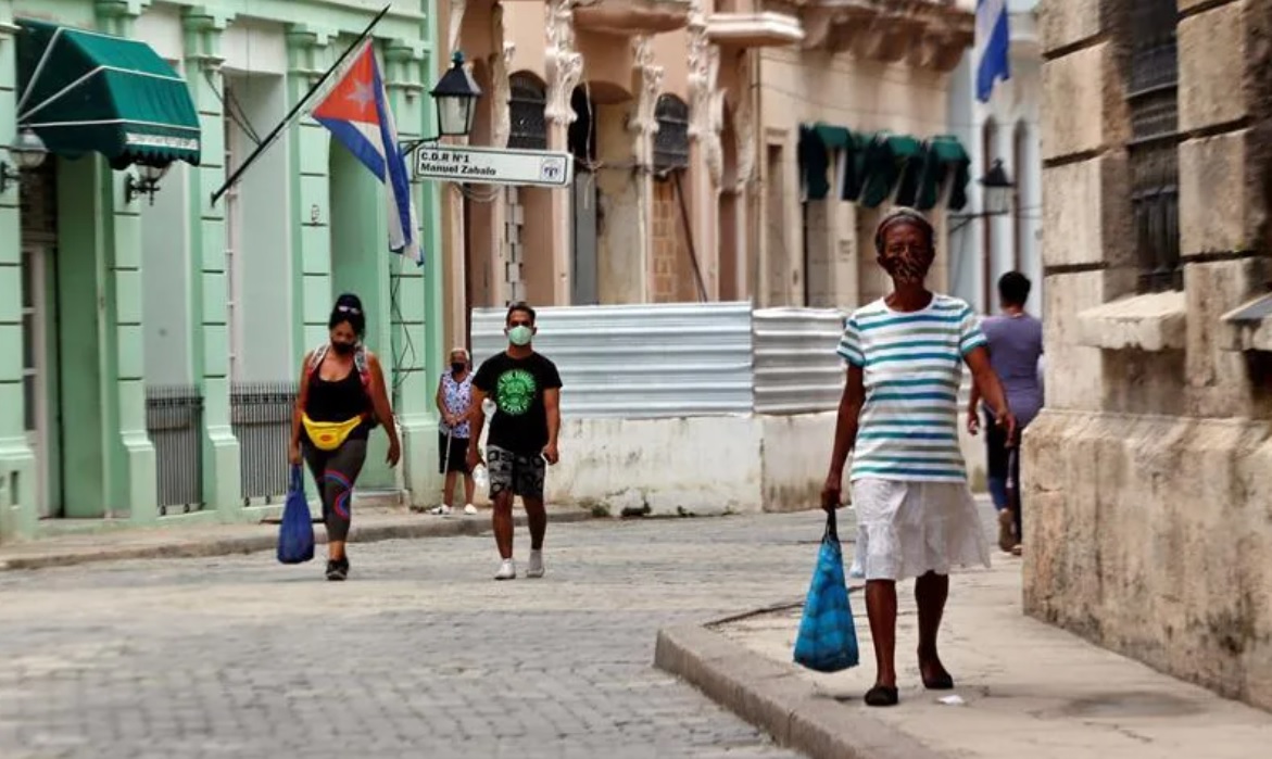 Cubanos en una calle de la La Habana.